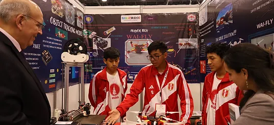 colegio presidente del peru participando en competencia de robotica